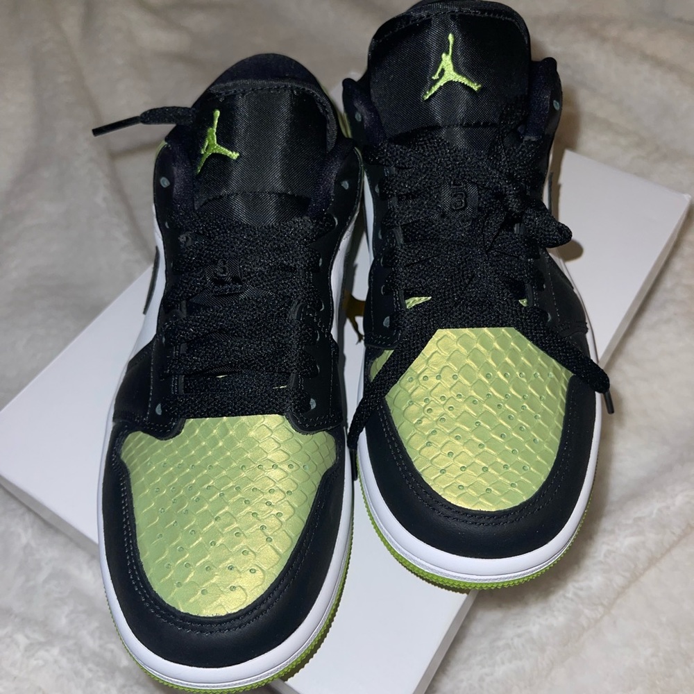 WMNS AIR JORDAN 1 LOW SE VIVID GREEN SNAKESKIN Sneaker